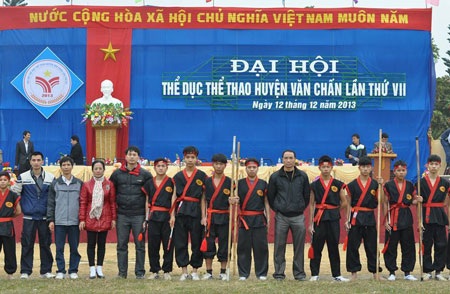 Cao thủ võ Nhất Nam và hành trình 25 năm “tải đạo” lên núi - 1 Võ sư Đào Hoàng Long và học trò biểu diễn tại Đại hội TDTT huyện Văn Chấn