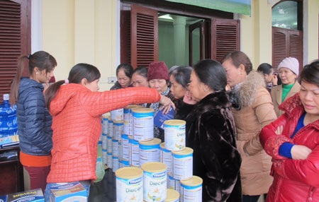 Vinamilk tư vấn chăm sóc sức khoẻ người cao tuổi TP Móng Cái - 2 Người tiêu dùng quan tâm đến các sản phẩm dinh dưỡng của Vinamilk
