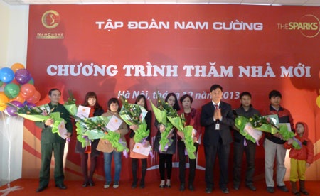 Những cuốn sổ hồng đầu tiên được trao cho khách hàng tại Tổ hợp chung cư The Sparks