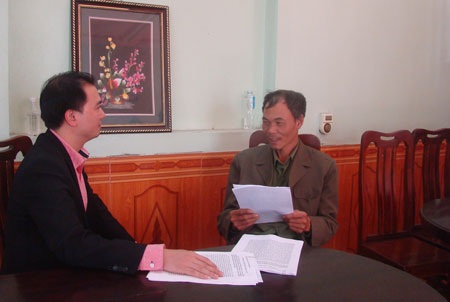 Huyện Đại Từ xử phạt hành chính và cưỡng chế là trái luật - 1 Ông Nguyễn Văn Bắc trao đổi sự việc với luật sư