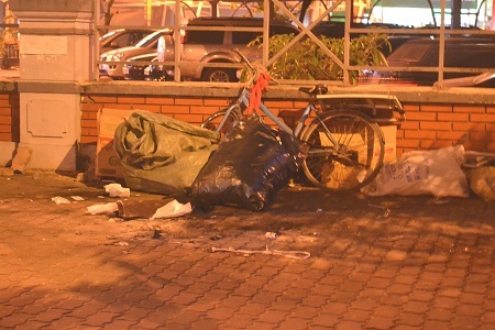 Vỉa hè thành nơi tập kết rác hàng ngày