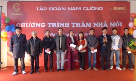Khách hàng “Thăm nhà mới” tại tổ hợp chung cư The Sparks - 4 10 khách hàng may mắn nhận quà sáng ngày 5/1/2014
