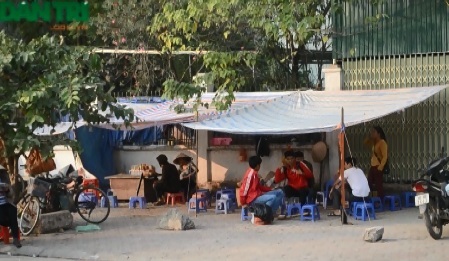 Quán cóc xẻ thịt vỉa hè gây mất mỹ quan trên phố Trần Bình