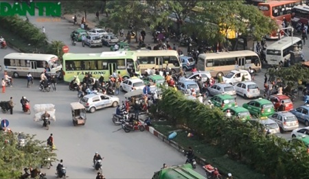 Hàng quán “nuốt” vỉa hè, “ôm” lòng đường tại khu vực bến xe Mỹ Đình - 1 Tình trạng tắc đường diễn ra triền miên xung quanh khu vực bến xe Mỹ Đình
