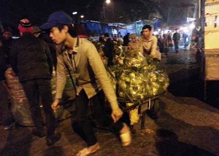 Những đứa bé oằn lưng 'gánh' cả chợ đêm - 3 Chu Văn Tuấn đang oằn tấm lưng nhỏ xuống để kéo hàng, phía sau bố cậu đang hì hục đẩy