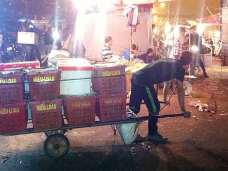 Những đứa bé oằn lưng 'gánh' cả chợ đêm - 4 Về khuya, thời tiết chỉ mười mấy độ nhưng một em khác hì hục kéo hàng trong chiếc áo cộc tay