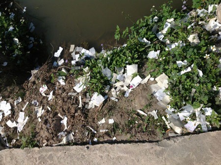 Xác pháo (tự làm) vẫn phủ trắng ngõ xóm sáng mồng 1 Tết ở Tứ Kỳ (Ảnh do độc giả cung cấp)