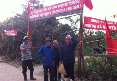 Các hộ dân có đất bị thu hồi ở phường Trần Phú bày tỏ bất bình bằng hàng loạt biểu ngữ