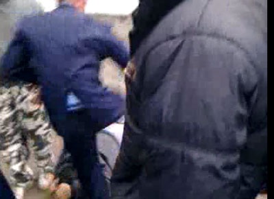 Bảo vệ Công ty bảo vệ Ánh Dương bị tố hành hung ông Nguyễn Thế Dân (ảnh cắt từ Clip)