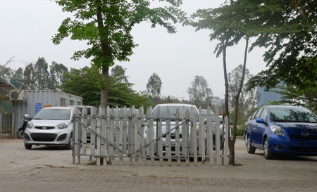 Đất thuộc dự án Công viên - Hồ điều hòa trở thành sân tenis, bãi xe khách, trưng bày xe ôtô