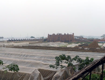 Nhiều lò gạch thủ công vẫn công khai hoạt động ở khu vực giáp ranh Hà Nội - Vĩnh Phúc