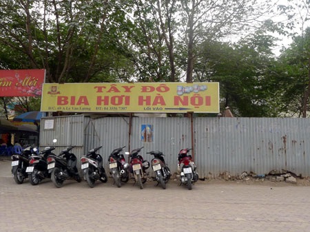 Một quán bia hơi nằm trên đất dự án ở đường Lê Văn Lương