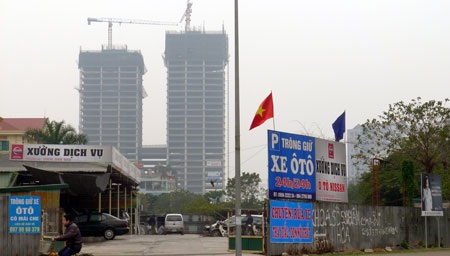 Đất dự án trở thành gara ôtô, địa điểm trông giữ xe ôtô trên đường Hoàng Đạo Thúy