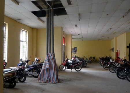 Cột bê tông kỹ thuật chỉ còn vài cái ống nhựa dưới lớp trần bong nham nhở ở nhà N9