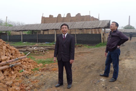 Ông Khuất Duy Hùng (bên trái) - Phó phòng Quản lý đô thị Phúc Thọ