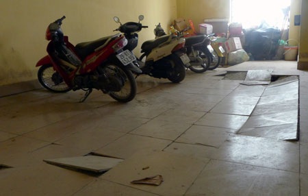 Bắt đầu “giải cứu” khu tái định cư Đồng Tàu từ tháng 3/2014 - 2 Các hạng mục xuống cấp bắt đầu được sửa chữa từ đầu tháng 3/2014