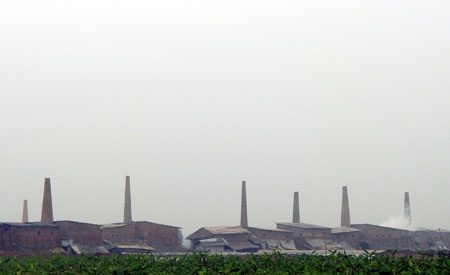 Nhiều lò gạch thủ công vẫn công khai hoạt động ở khu vực giáp ranh Hà Nội - Vĩnh Phúc