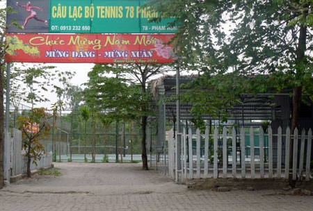 Đất thuộc dự án Công viên - Hồ điều hòa trở thành sân tenis, bãi xe khách, trưng bày xe ôtô