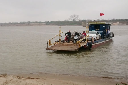 Hà Nội: Chủ đò ngang “đánh cược” tính mạng hành khách qua sông Hồng - 5 Nhưng hàng ngày chủ đò Vân Phúc vẫn phá rào vận chuyển xe ôtô