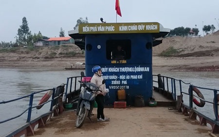 Hà Nội: Chủ đò ngang “đánh cược” tính mạng hành khách qua sông Hồng - 1 Quy định hành khắc mặc áo phao khi xuống đò chỉ viết cho...vui