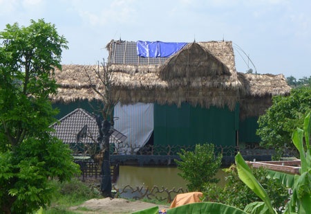 Khu biệt thự xây kiên cố được ngụy trang bằng tôn, lá cọ ngay sát trụ sở UBND xã Thượng Mỗ