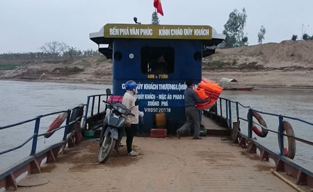 Hà Nội: Chủ đò ngang “đánh cược” tính mạng hành khách qua sông Hồng - 3 Sau khi cán bộ kiểm tra lên bờ chủ đò lại gấp rút thu lại áo phao
