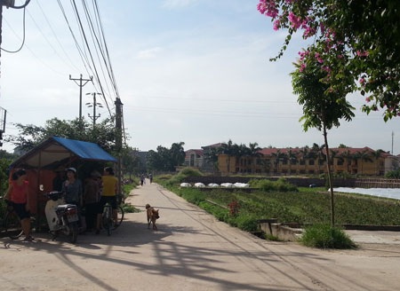 Người dân thôn Trung Hậu Đoài cho rằng việc lấy đường dân sinh xây trường học là không phù hợp