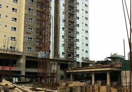 Chủ đầu tư Thăng Long Garden bị “tố” xây dựng nhiều hạng mục không phép - 2 Khu đất được quy hoạch thảm cỏ, vườn hoa đang biến thành khu tập thể thao