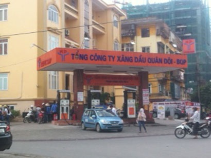 Hà Nội: Hàng chục cây xăng “nằm gọn” giữa khu dân cư - 2 Cây xăng được xây dựng ngay sát mặt đường Lạc Long Quân