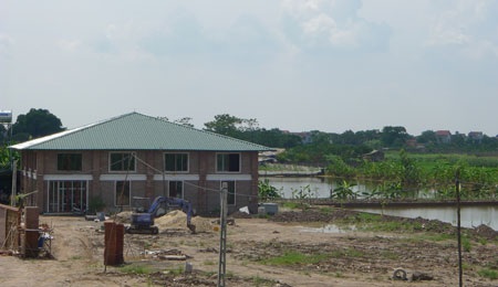 Truy trách nhiệm vụ biệt thự mọc tràn lan trên đất nông nghiệp ở Đan Phượng - 3 Ở liền kề những công trình xây dựng mặt sàn hàng trăm m2 vẫn hối hả thi công