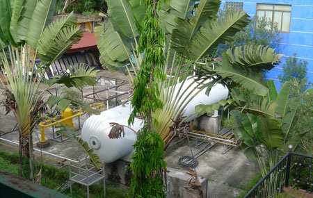 Di dời quả “bom gas” khổng lồ ra khỏi khu đô thị Mỹ Đình - 3 Ảnh chụp tháng 8/2014 cho thấy trạm gas còn 1 bồn gas có sức chứa 15 tấn