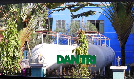 Di dời quả “bom gas” khổng lồ ra khỏi khu đô thị Mỹ Đình - 2 Hình ảnh chụp ngày 5/9/2014 cho thấy bồn gas khổng lồ đã được di dời