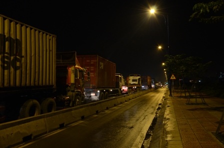 Đoàn xe hành quân vào ban đêm để né CSGT