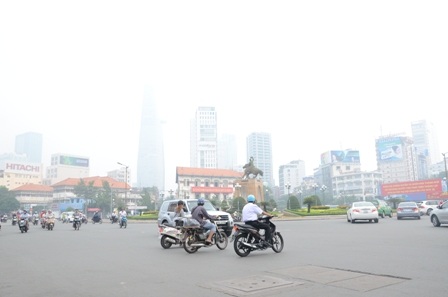 Nhiều tòa nhà ở tâm trung thành phố bị bao phủ bởi sương mù