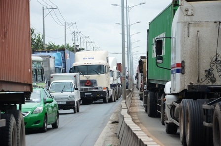 Đoàn xe ùn ùn ra vào cảng lúc trời chuẩn bị mưa