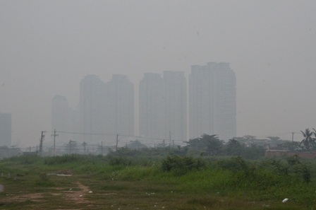 Nhiều tòa nhà ở tâm trung thành phố bị bao phủ bởi sương mù