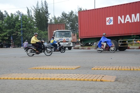 Đoàn xe ùn ùn ra vào cảng lúc trời chuẩn bị mưa