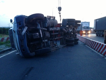 Hiện trường vụ lật xe vào sáng 27/7