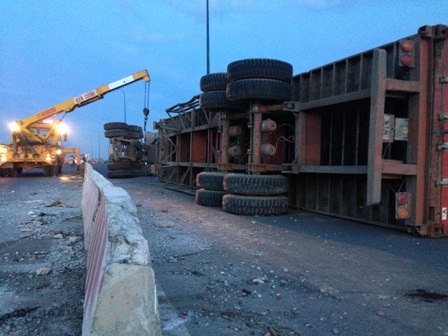 Một xe cứu hộ đến đưa xe bị nạn đi