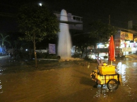 Cột nước phun cao gần 6 mét do đường ống bị vỡ