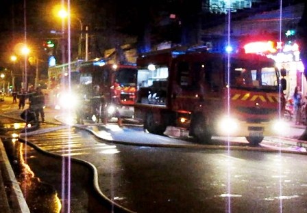 Cháy tại tòa nhà trung tâm thành phố, nhiều người tháo chạy - 1 Hiện trường vụ cháy tòa nhà Vinacam