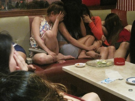 Hàng chục tiếp viên ăn mặc mát mẻ trong nhà hàng, karaoke không phép