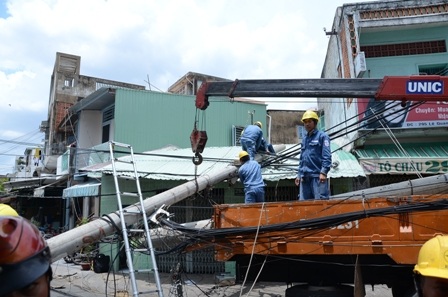 Trụ điện ngã đè lên nhà dân