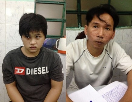 Bênh “đồng nghiệp”, xe ôm “nhí” cầm kéo đâm chết người - 1 Trương Minh Nhật (trái) và Nguyễn Minh Dũng tại cơ quang công an