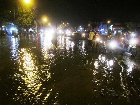 Nước sạch chảy lênh láng khắp mặt đường 