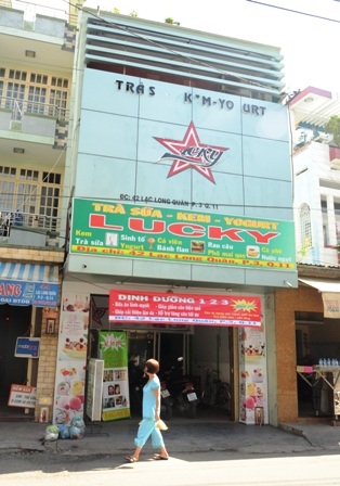 Nhiều bảng quảng cáo lắp đặt bít hết mặt tiền của tòa nhà