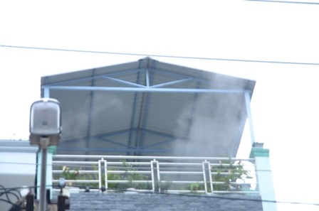 Khói bốc ra từ tầng 2 của ngôi nhà