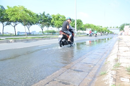 Nước sạch chảy lênh láng