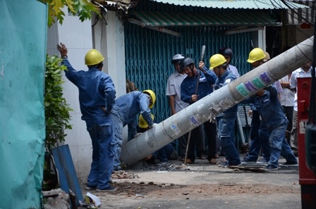 Các nhân viên của công ty điện lực Bình Phú đã có mặt để khắc phục sự cố