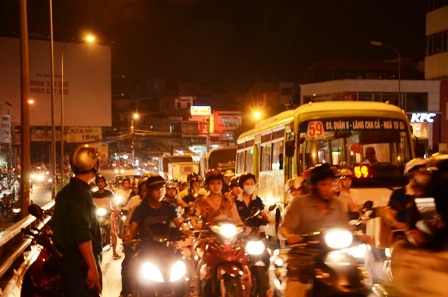 Giao thông kẹt cứng trên cầu Chà Và